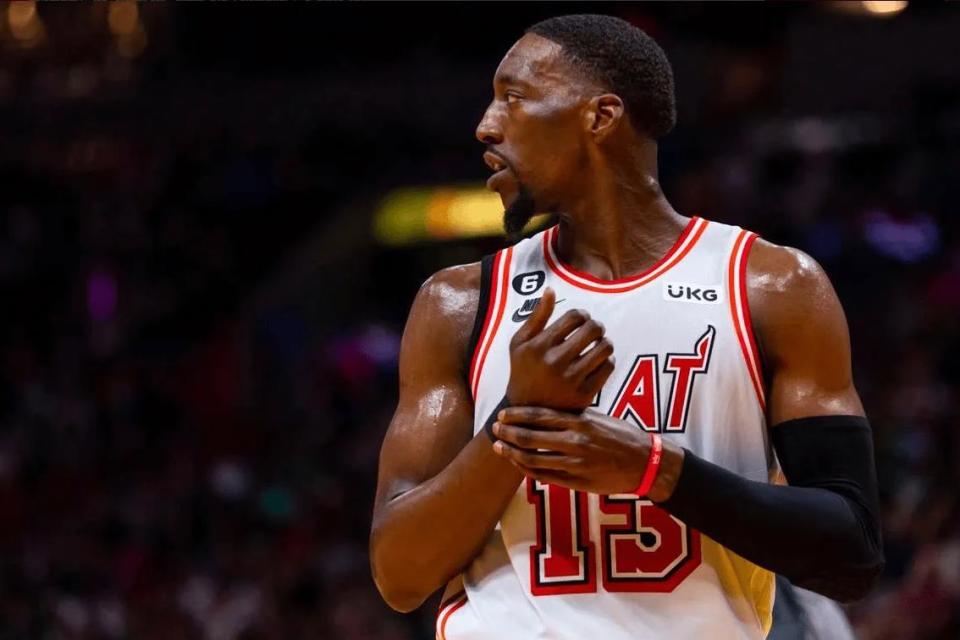 包含篮网完胜雄鹿B队，阿德巴约高光表现的词条