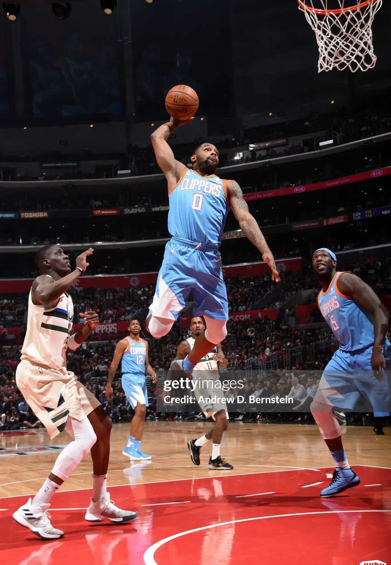 包含中国男篮绝杀希腊男篮，哈里斯爆发神勇的词条