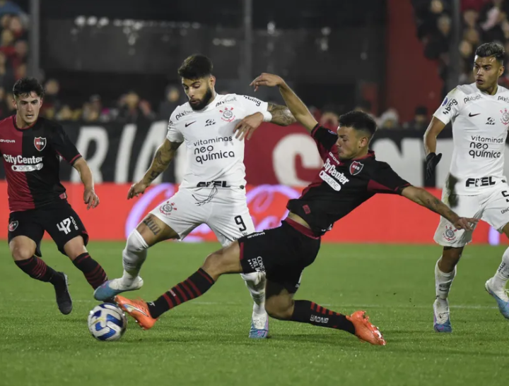 包含科林蒂安球员伤愈复出，帮助球队获胜的词条