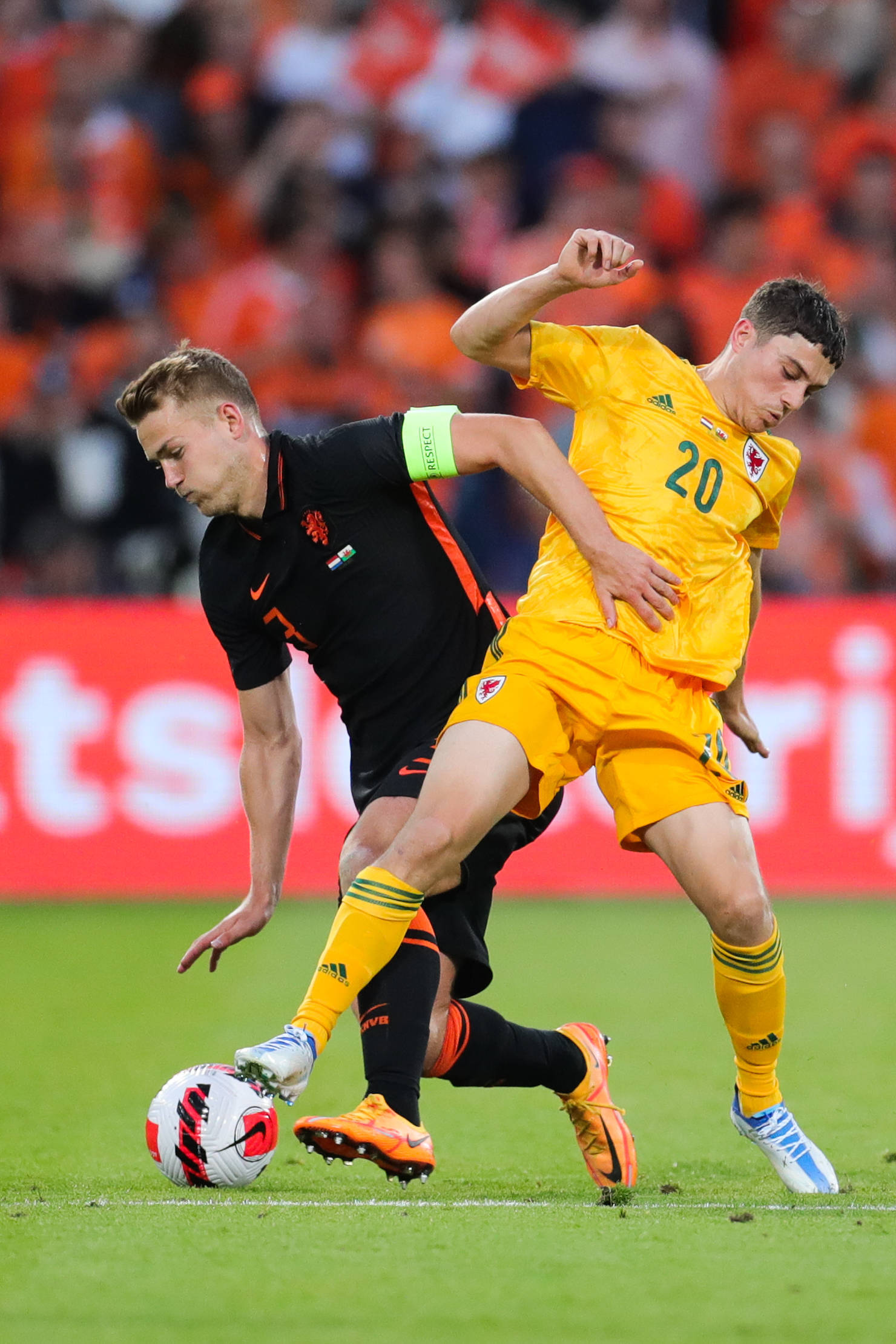 关于欧国家杯赛场精彩绝伦，球员技术精湛的信息