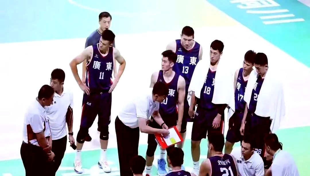 队员闹意见被换下场,教练组织全队团结的简单介绍 队员闹意见被换下场,教练组织全队团结的简单介绍