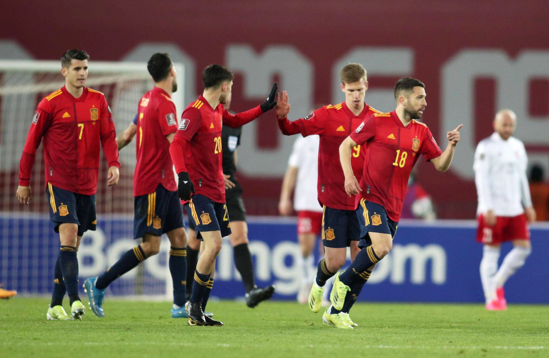 欧洲联赛一场精彩对决，势均力敌